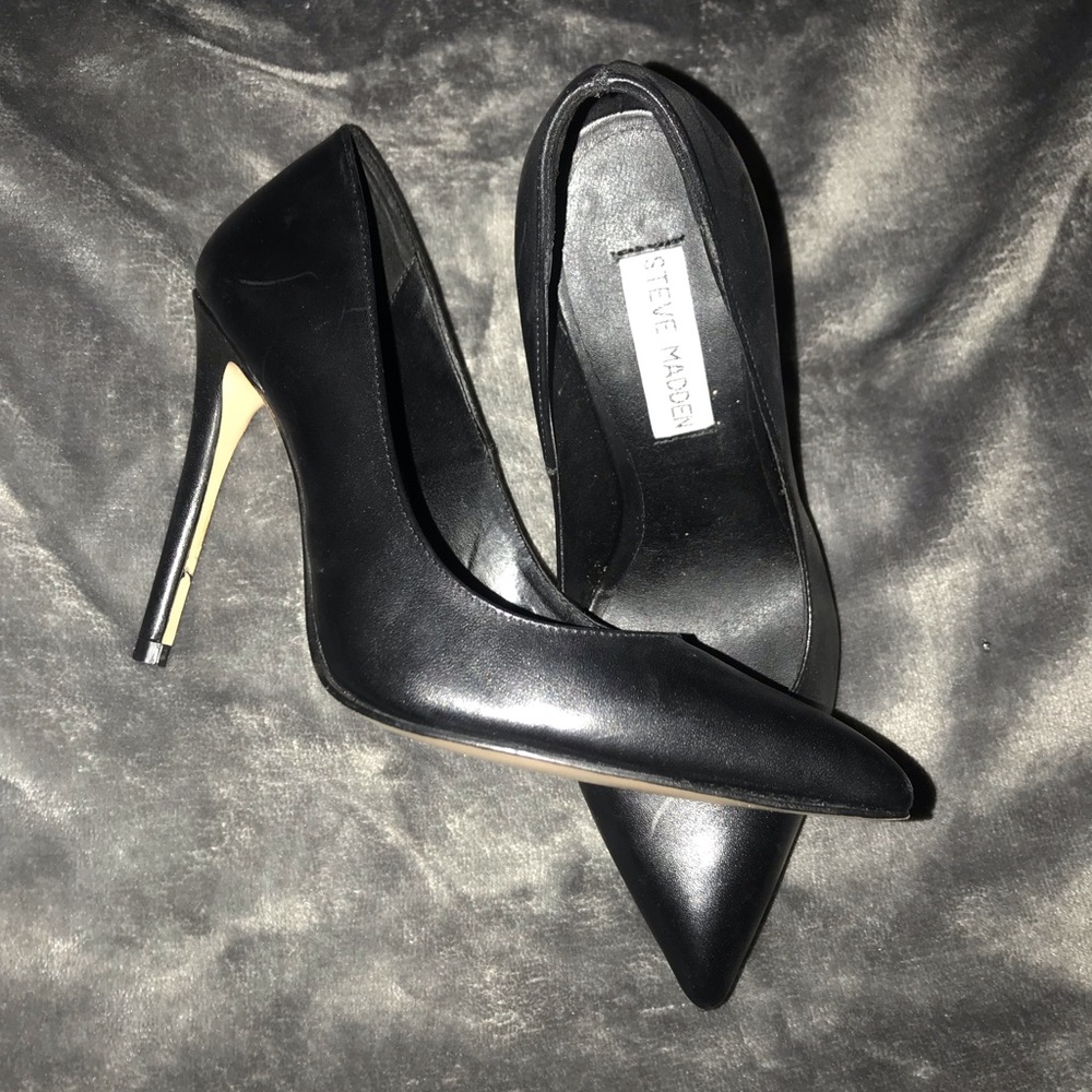 Steve Madden Classic Black Pumps